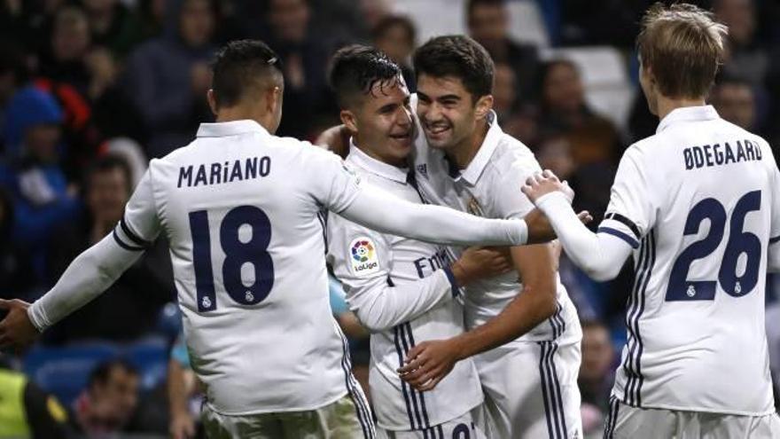 Enzo Zidane celebra con sus compañeros el gol de su debut en partido oficial.