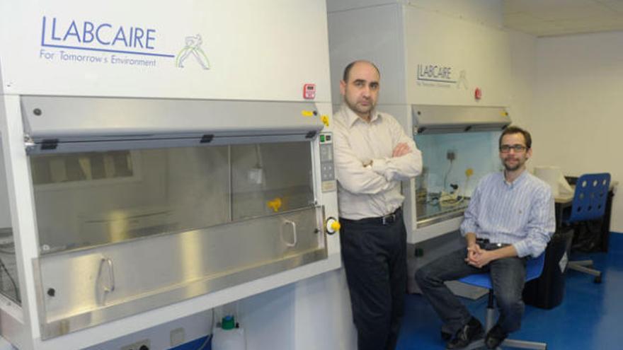 Luis Mariñas (dcha) y su socio Manuel Hermida (izq), en el laboratorio de Centauri Biotech