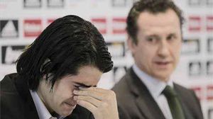 L’excentrecampista del Reial Madrid Rubén de la Red s’emociona en presència del president adjunt del club, Jorge Valdano, després d’abandonar la seva carrera esportiva per problemes cardíacs.