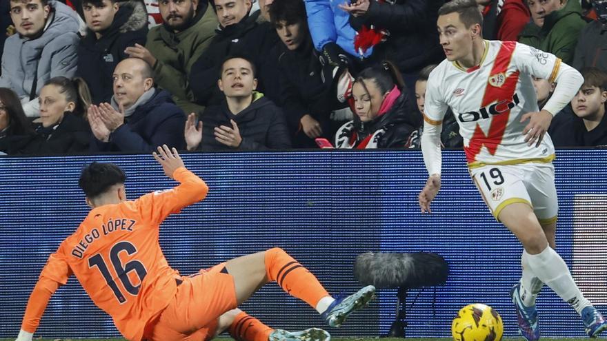 Diego López disputa una pelota con De Frutos durante el Rayo - Valencia