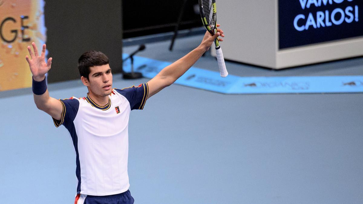 Carlos Alcaraz celebra su triunfo ante Andy Murray