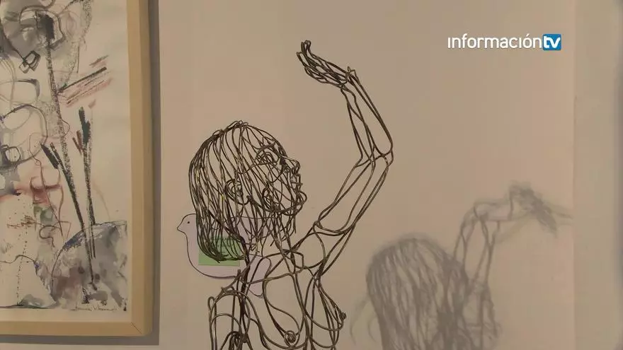Así es la exposición de la asociación Espejo de Alicante en el Club Información por el día de la paz