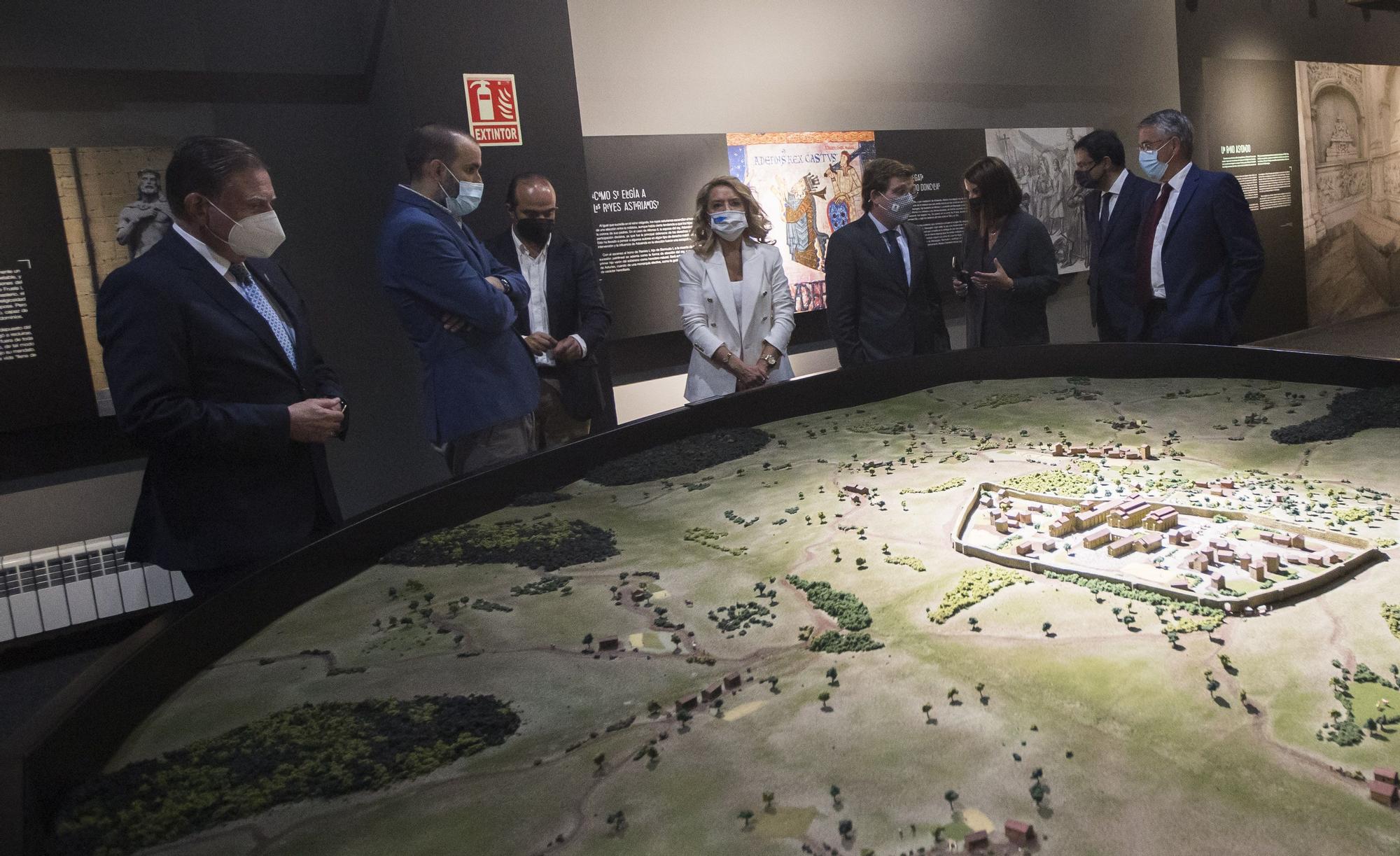 El alcalde de Madrid visita la exposición de LA NUEVA ESPAÑA "Camino Primitivo. Oviedo"