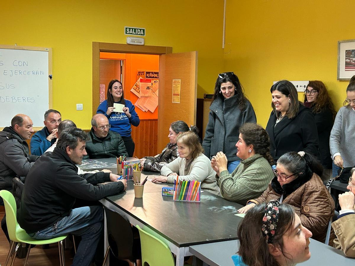 La alcaldesa de Benavente y la concejala de Bienestar Social, en el taller realizado en el Punto Joven.