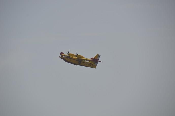 Los hidroaviones cargan agua en el Puerto de Las Palmas - Incendio Gran Canaria 2019