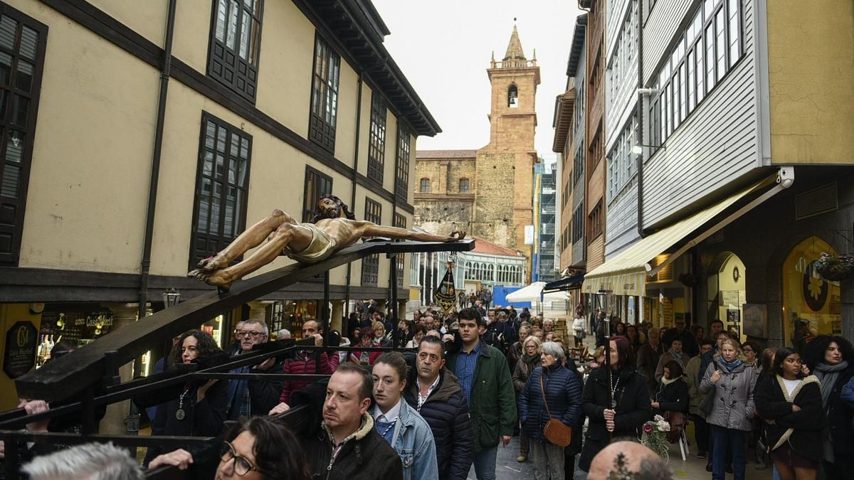 El Vía Crucis de la Junta de Hermandades, a su paso por el Fontán, en una imagen de archivo.