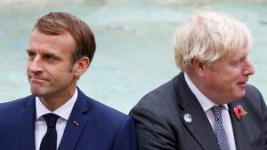 El presidente de Francia, Emmanuel Macron, y el primer ministro británico, Boris Jonhson, en un acto al margen del G-20 de Roma, en la Fontana de Trevi. 