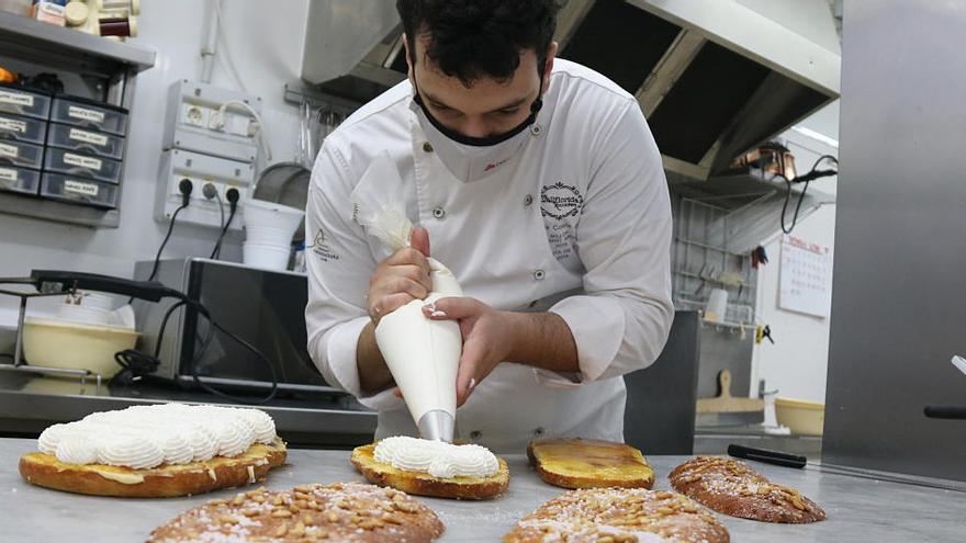 El pastisser Lluís Costa farcint de nata algunes coques