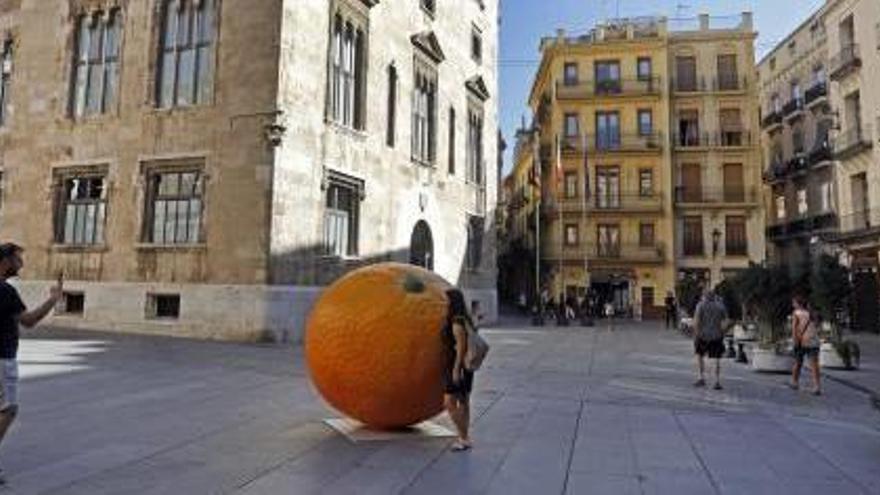 Una gran naranja preside la plaza de Manises.