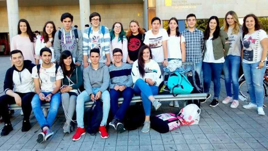 Estudiantes del Johán Carballeira, en el campus de Pontevedra. // J.C.