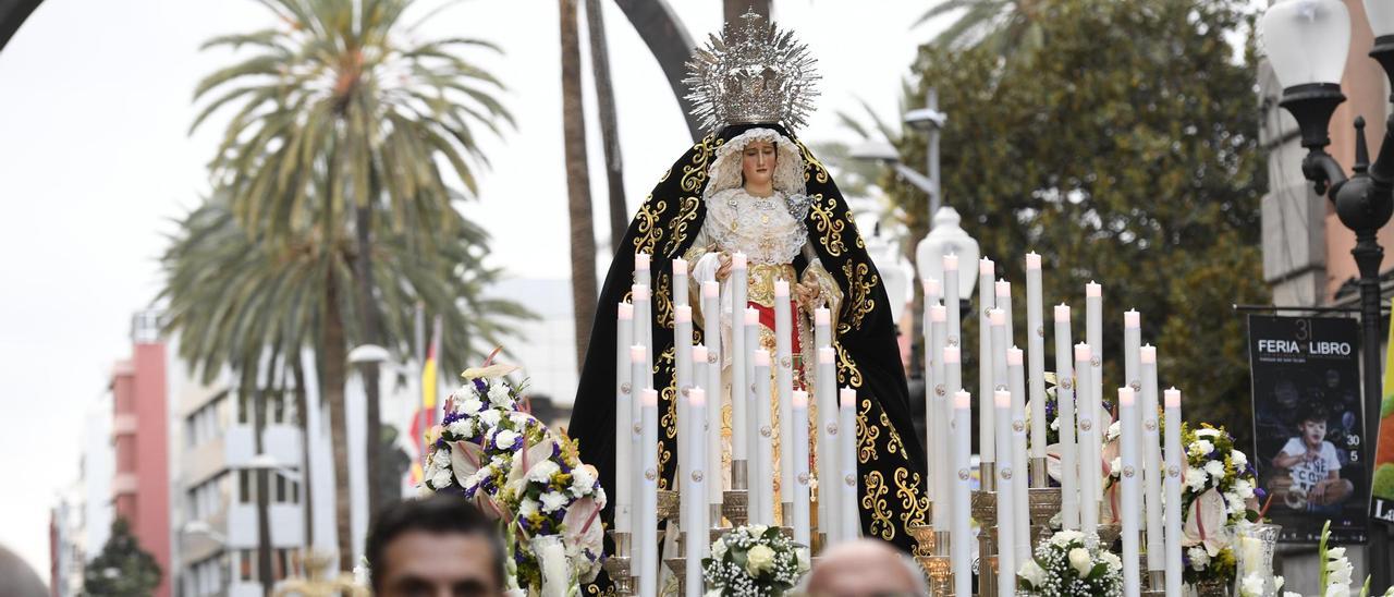Última procesión de los Dolores, en 2019, por las calles de Triana