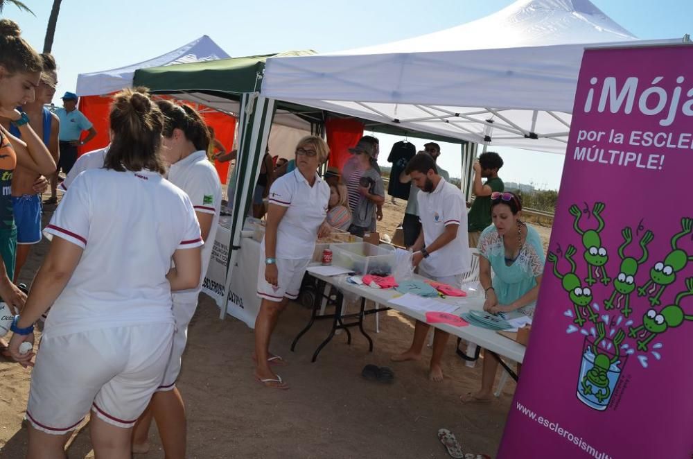 Más de 200 participantes 'se mojan' por la esclerósis múltiple en Playa Paraíso