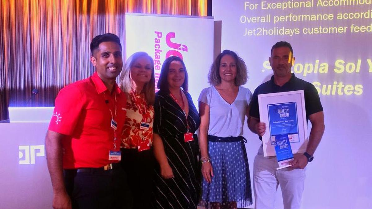 Sergio Baudot, Director Comercial y Marketing de Sol y Mar Hoteles recoge el premio ‘’Quality Award’’ en la categoría ‘’Luxe Collection’’.