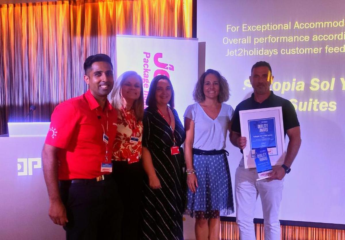 Sergio Baudot, Director Comercial y Marketing de Sol y Mar Hoteles recoge el premio ‘’Quality Award’’ en la categoría ‘’Luxe Collection’’.