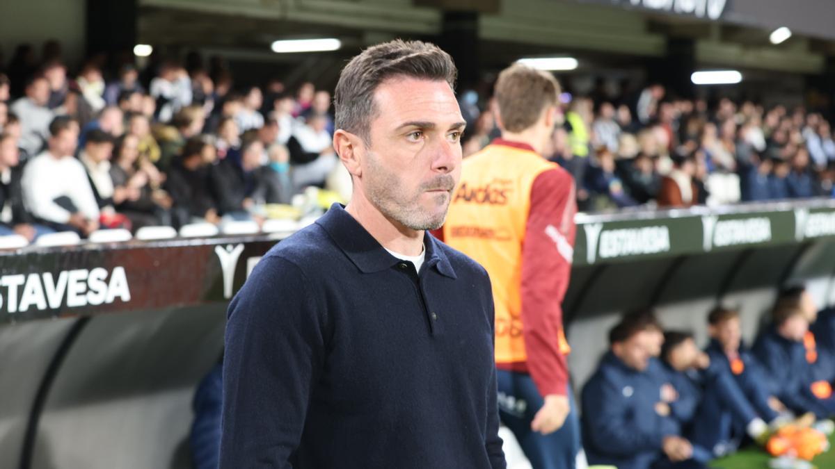 Adrián Colunga, entrenador del Real Murcia, en el derbi en Cartagena