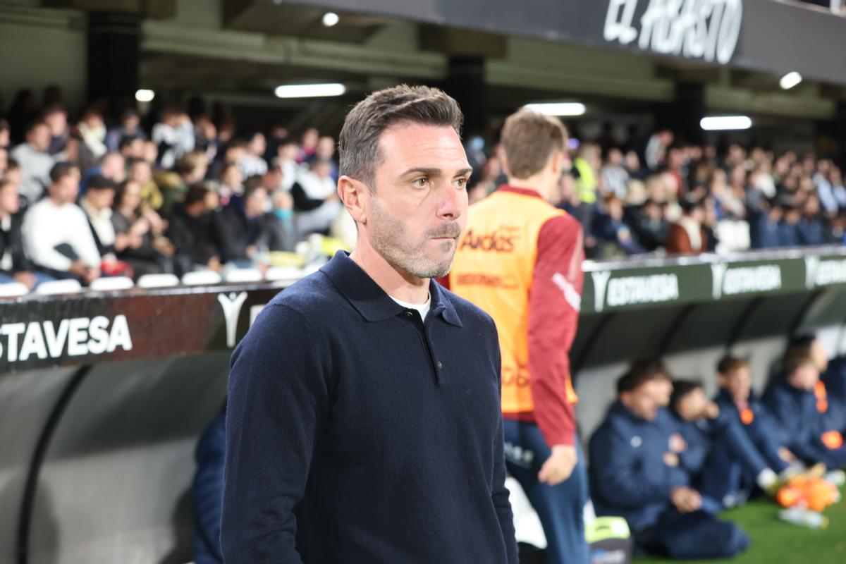 Adrián Colunga, entrenador del Real Murcia, en el derbi en Cartagena