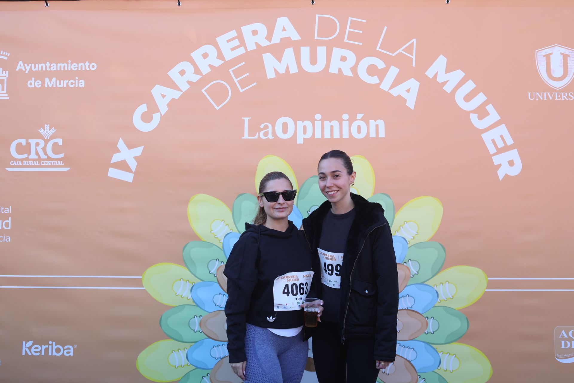 Las participantes posan en el photocall tras finalizar la Carrera de la mujer de Murcia