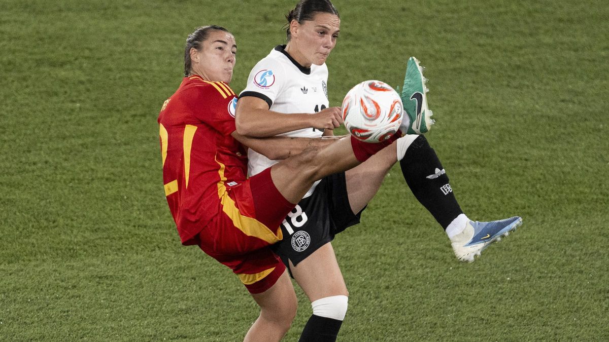 Patri Guijarro se adelanta a Giovanna Hoffmann, la jugadora de Alemania.