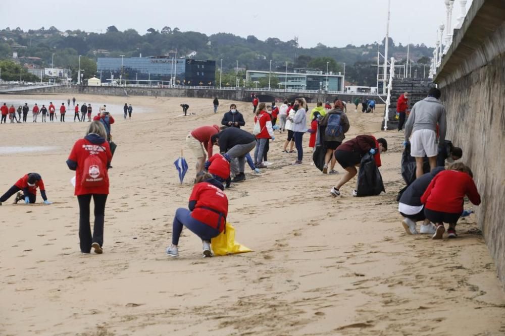 Recogida de plásticos en San Lorenzo (Gijón)