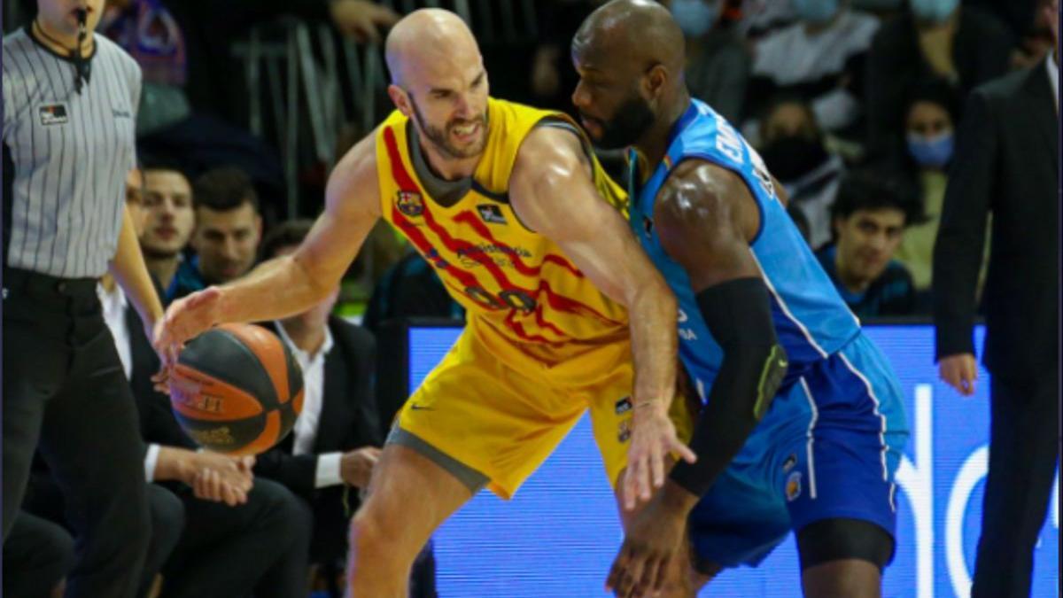 Calathes controla el balón en presencia de Emegano.