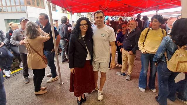 Vanessa Gutiérrez, junto a Daniel Fernández, de los «Guardianes de Urbiés», ayer, tras el pregón. |