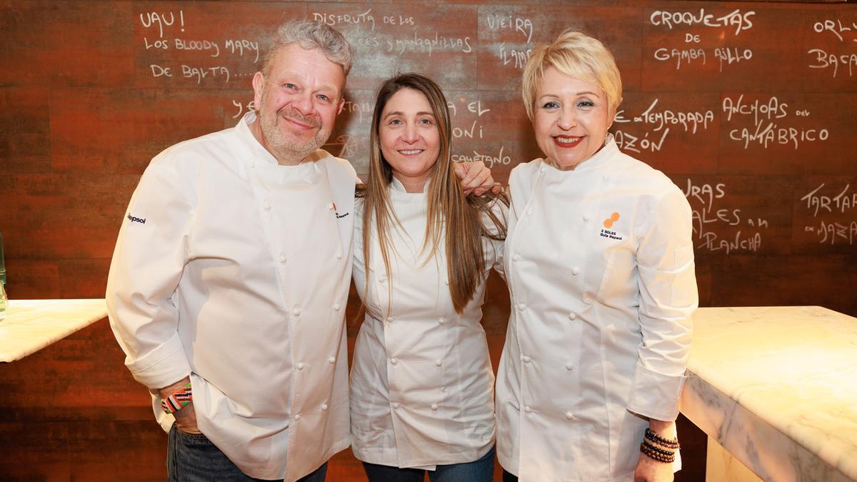 Chicote, Susi Díaz y Lucía Freitas durante la jornada &quot;De tapas con los Soles&quot;