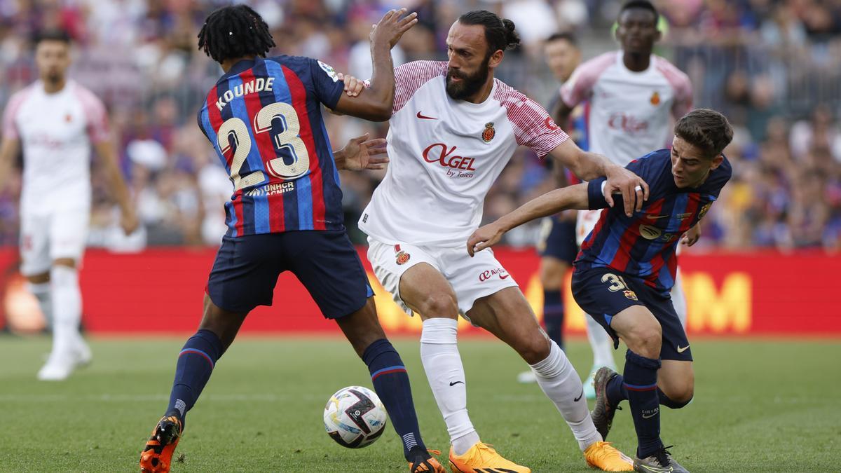 Muriqi pugna por el balón con Koundé y Gavi.