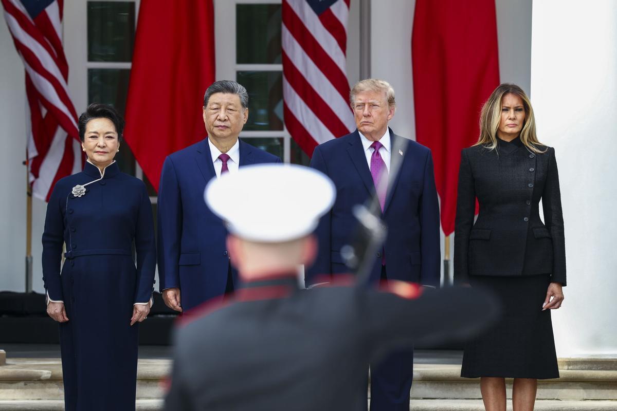 Washington (Estados Unidos), 24/09/2026.- El presidente chino, Xi Jinping, y su esposa, Peng Liyuan, junto al presidente de EEUU, Donald Trump, y la primera dama, Melania Trump, durante la ceremonia de bienvenida en la Casa Blanca.