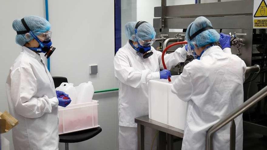 Varios trabajadores en el Laboratorio del Centro Militar de Farmacia de la Defensa de Madrid.