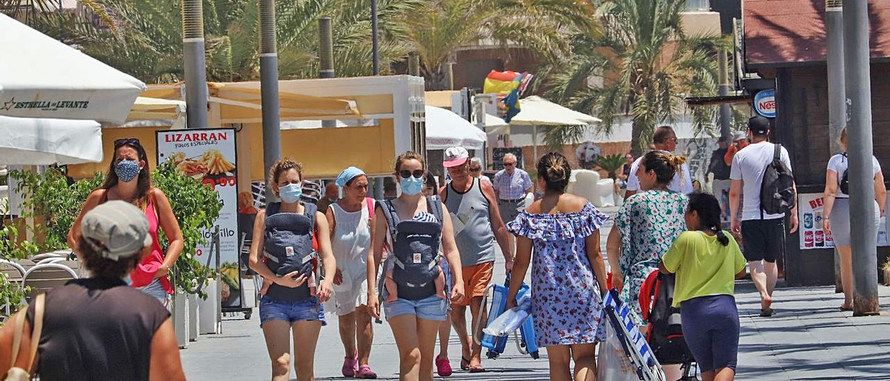 El paseo marítimo de Torrevieja. | TONY SEVILLA