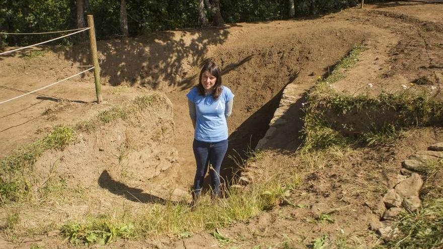 Vanesa Trevín, directora de la excavación, ayer, en el Castro de Doade. // Bernabé/Ana Agra