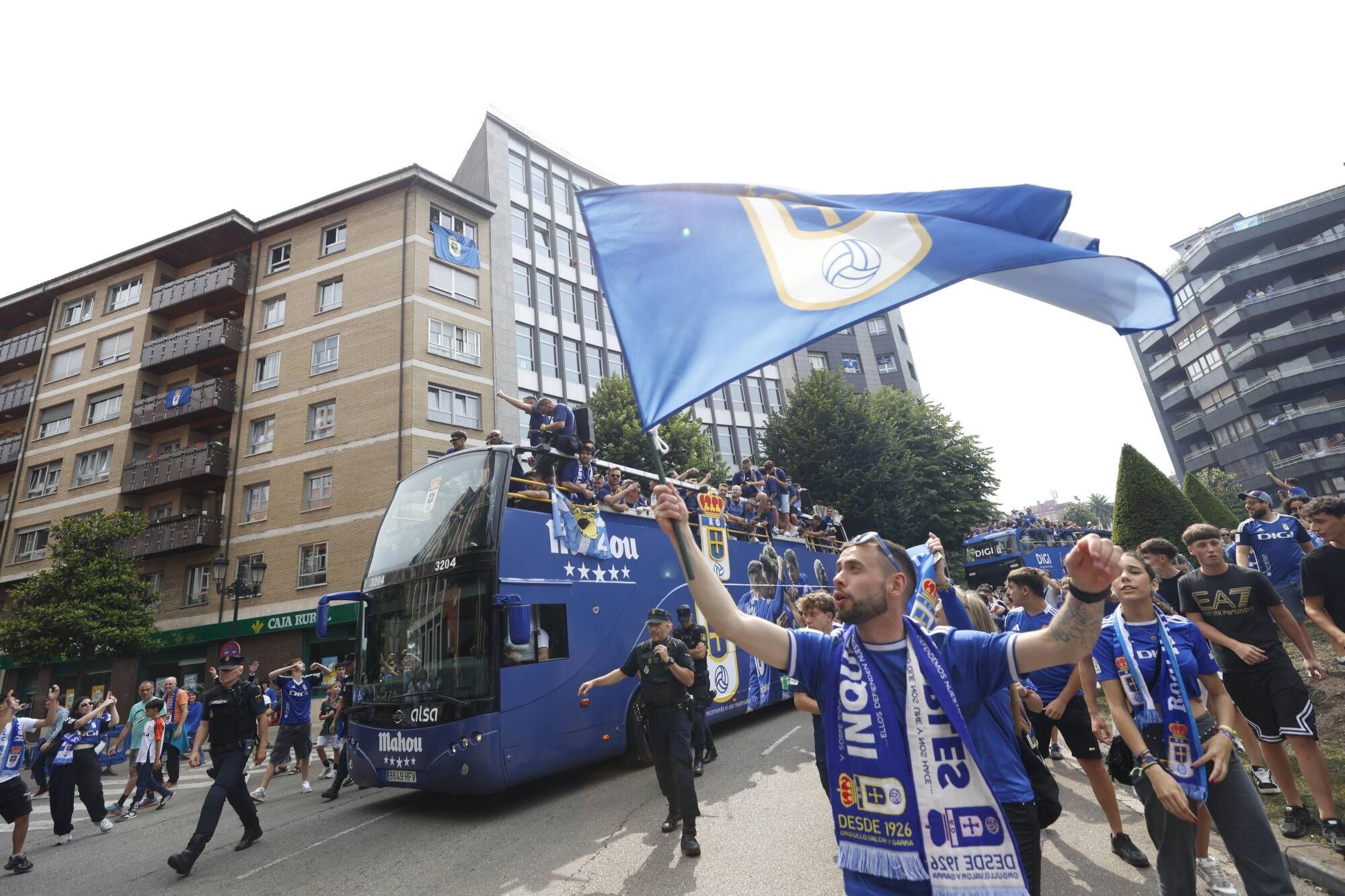 Locura azul en las calles de Oviedo para celebrar el ascenso del equipo a Primera División