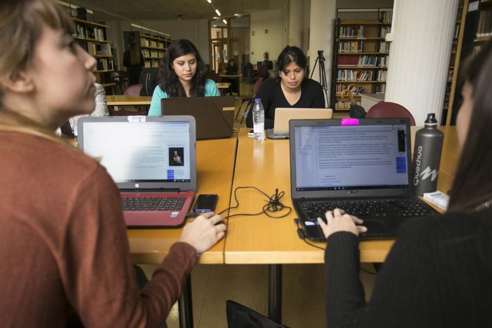 "Editatón" de la Wikipedia en la biblioteca del Campus de Humanidades