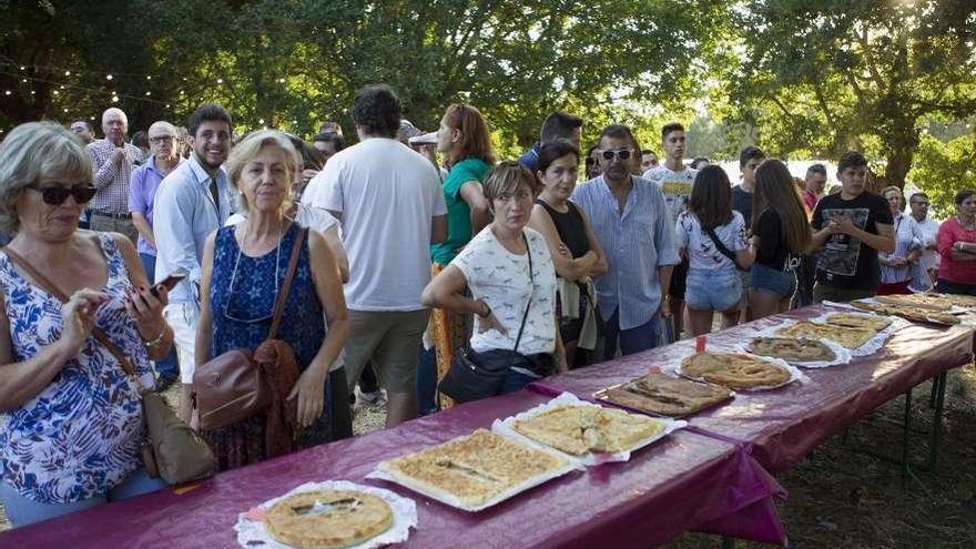 El chef Martín Berasategui posa junto a la directiva y colaboradores de Amigos da Empanada.