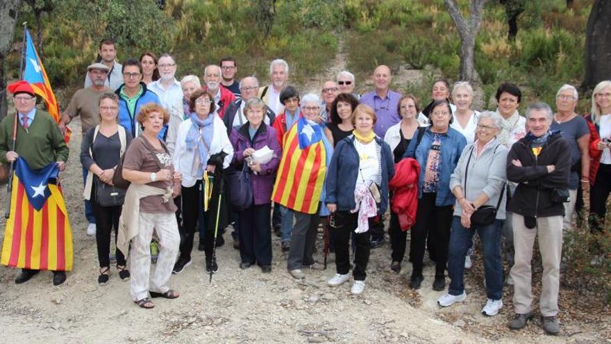 Els participants de la trobada, alguns amb una estelada.