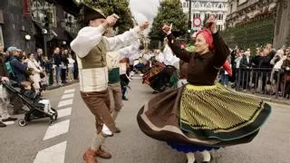 Llenazo de tradición en la feria de la Ascensión de Oviedo: "Da gusto ver como se conservan las costumbres"
