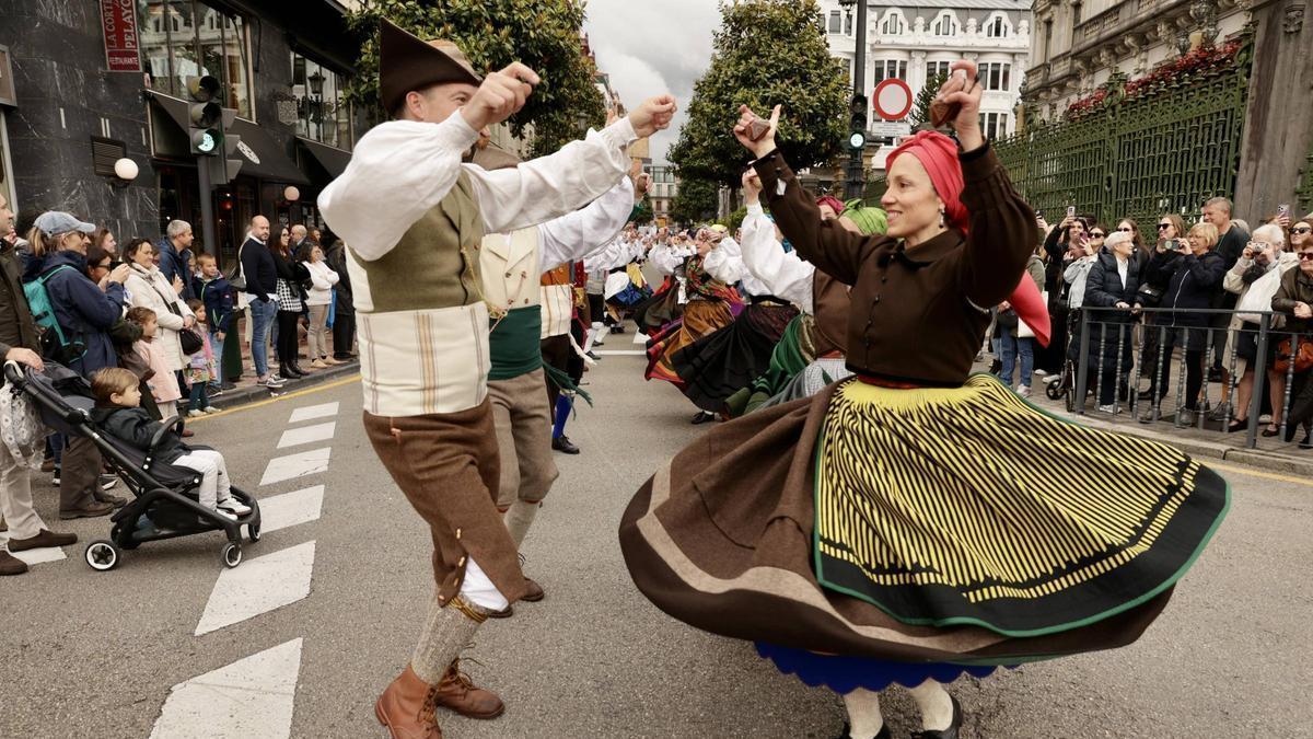 Las bandas de gaitas toman el centro de Oviedo en el gran desfile de La Ascensión