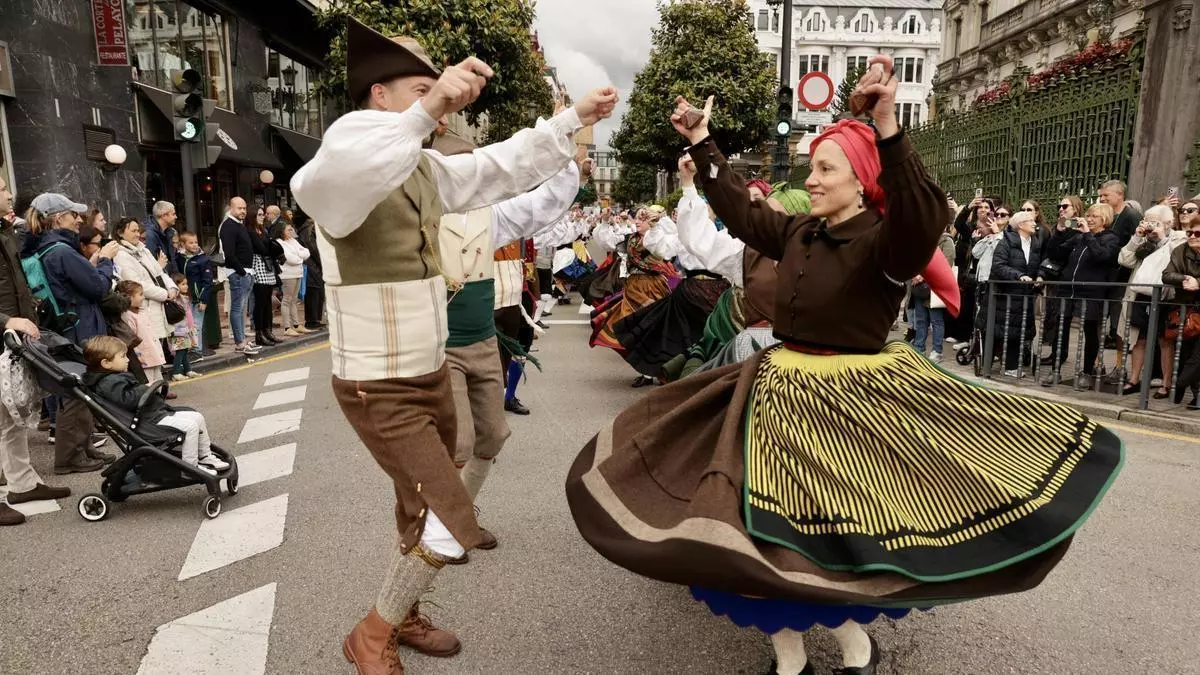 Llenazo de tradición en la feria de la Ascensión de Oviedo: "Da gusto ver como se conservan las costumbres"