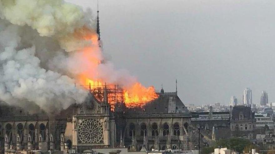 Los líderes del mundo lamentan el incendio en Notre Dame