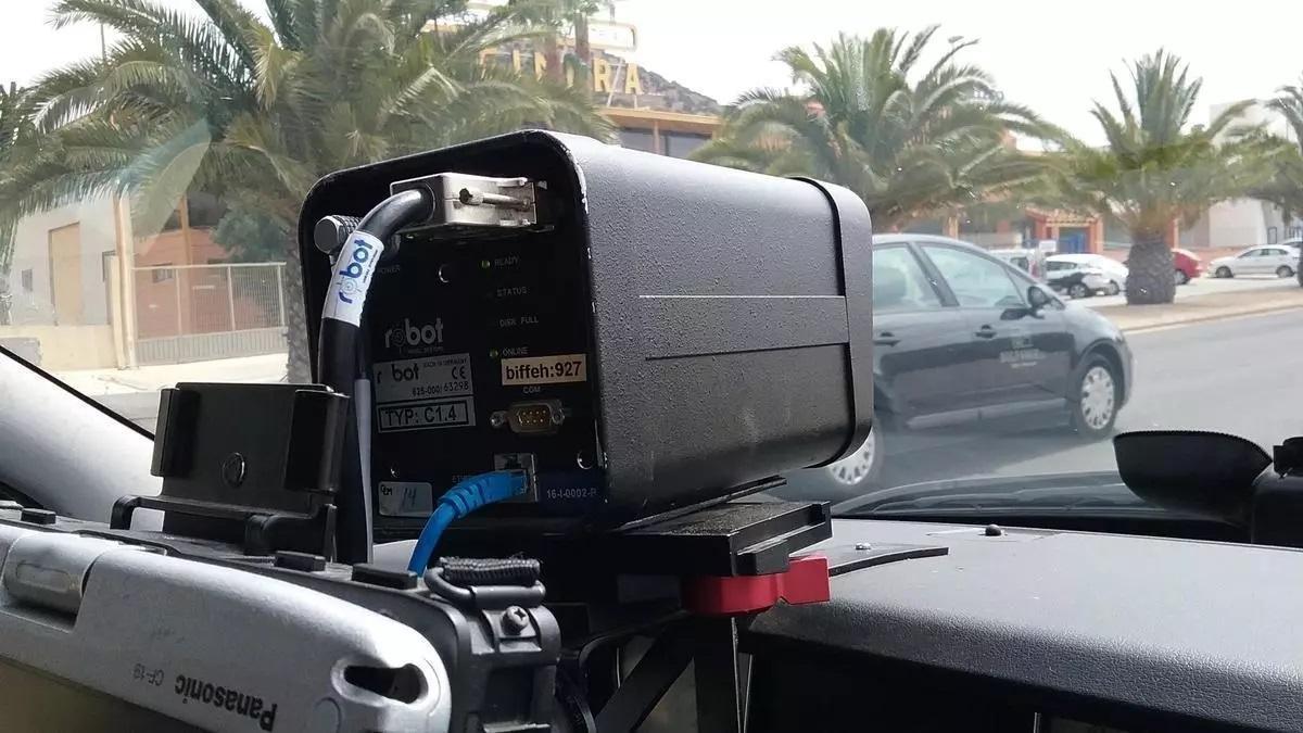 Dispositivo de radar móvil para medir la velocidad