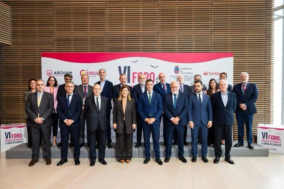La presidenta de Cantabria, María José Sánez de Buruaga, y el presidente de Euskadi, Imanol Pradales, en el centro, con los representantes de las Cámaras de Comercio.