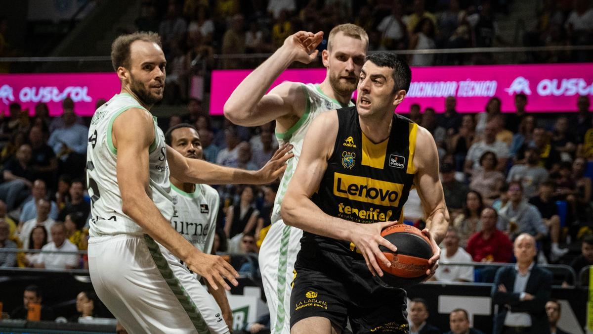 Gio Shermadini protege el balón ante la defensa de Andersson y Hlinason.