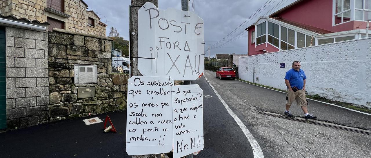 Pancartas colocadas por los vecinos en el &quot;poste-rotonda&quot; de Santa Marta