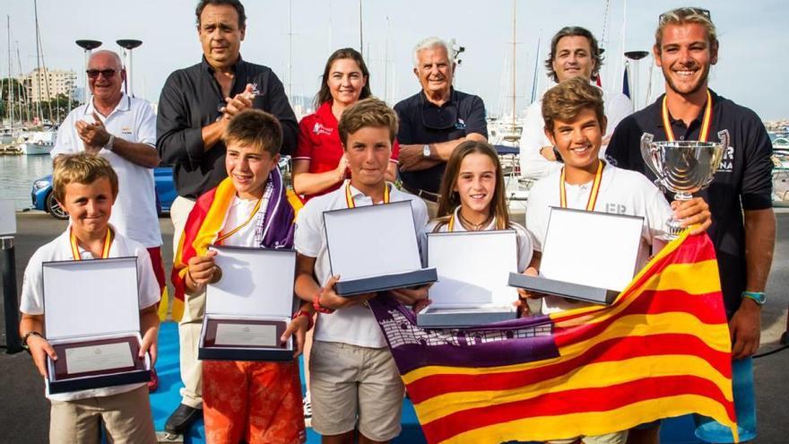 Pau Homar, Alex Tormo, Joan Fiol, Justo Martínez, María Perelló y el técnico Adrián Barceló.