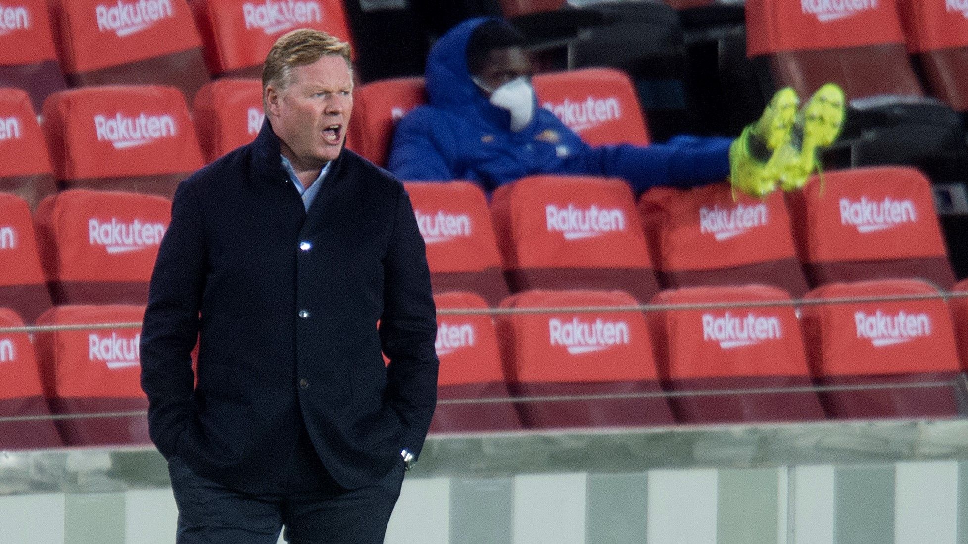 Koeman, con Umtiti al fondo, da instrucciones a sus jugadores.