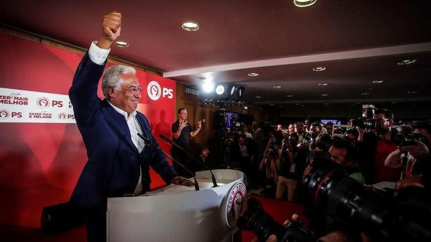 António Costa celebra la victoria en las elecciones en la sede del PS en Lisboa, ayer de madrugada. // Efe