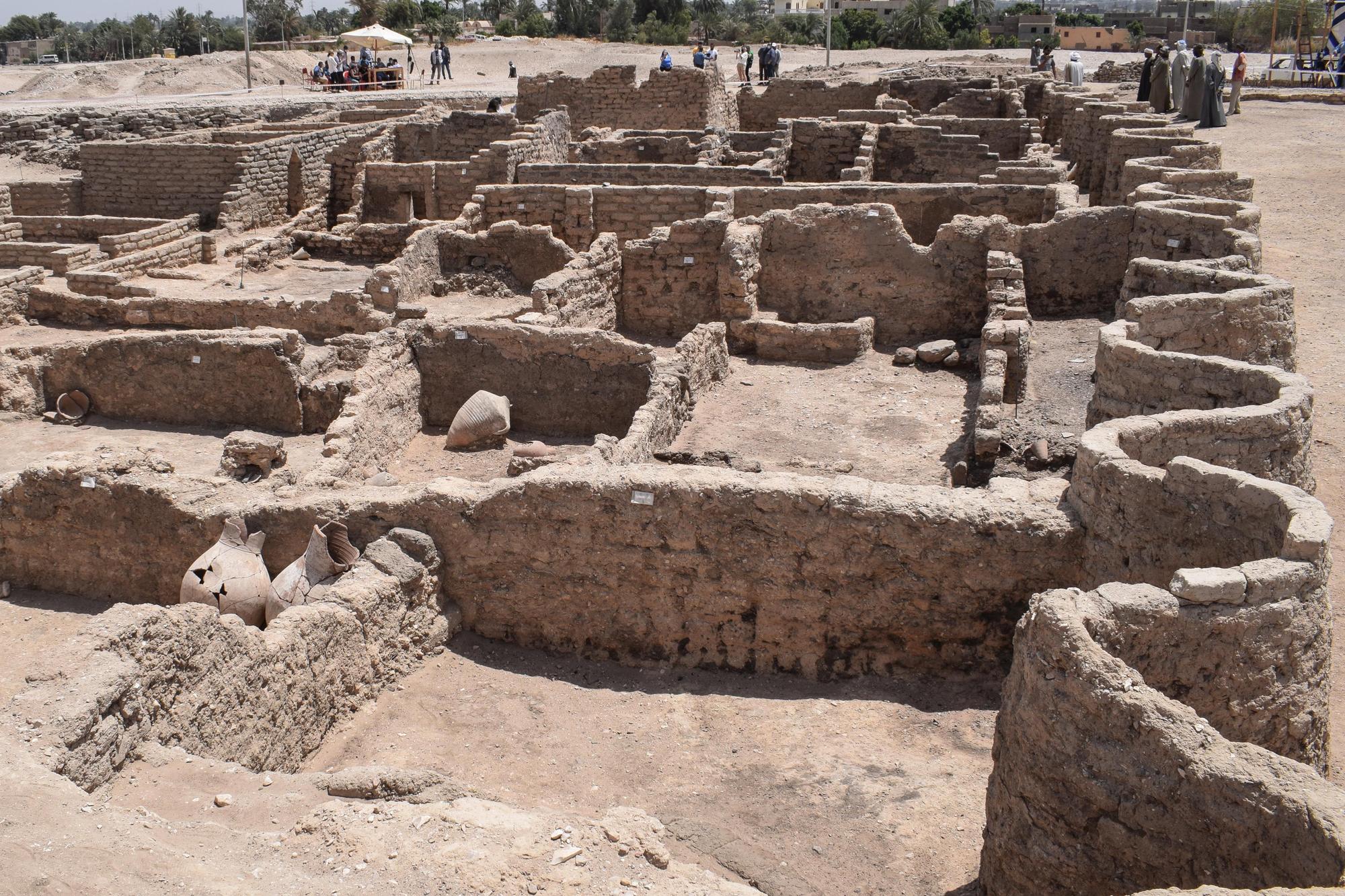 Vista general de las ruinas de la recién descubierta "ciudad perdida" de 3.000 años de antigüedad en la actual Luxor. EP