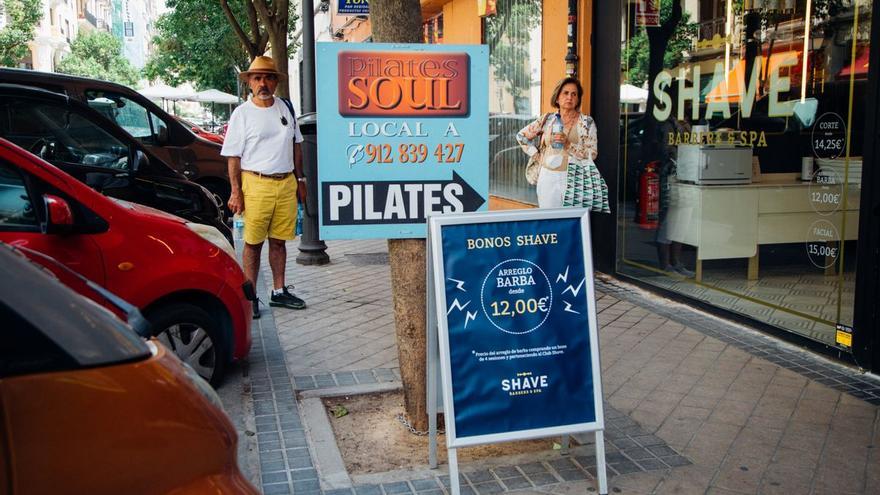 Almeida hace la vista gorda con los caballetes publicitarios que inundan las aceras del centro de Madrid