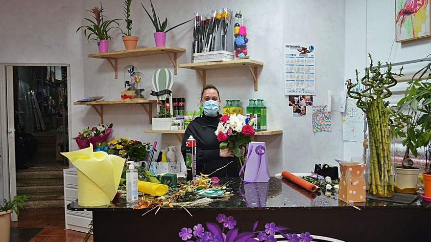 La encargada de una floristería en Benavente preparando un ramo para regalo. | E. P.