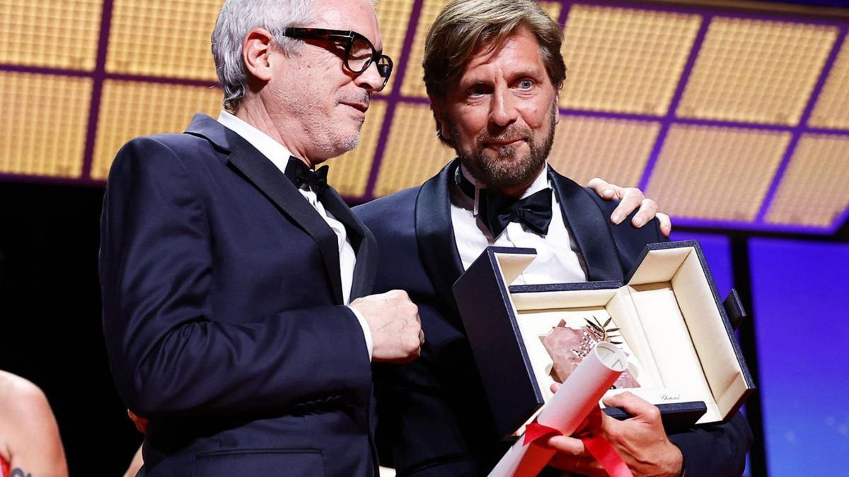 Alfonso Cuarón amb el director suec Ruben Östlund, guanyador de la Palma d’Or. | SARAH MEYSSONNIER/REUTERS